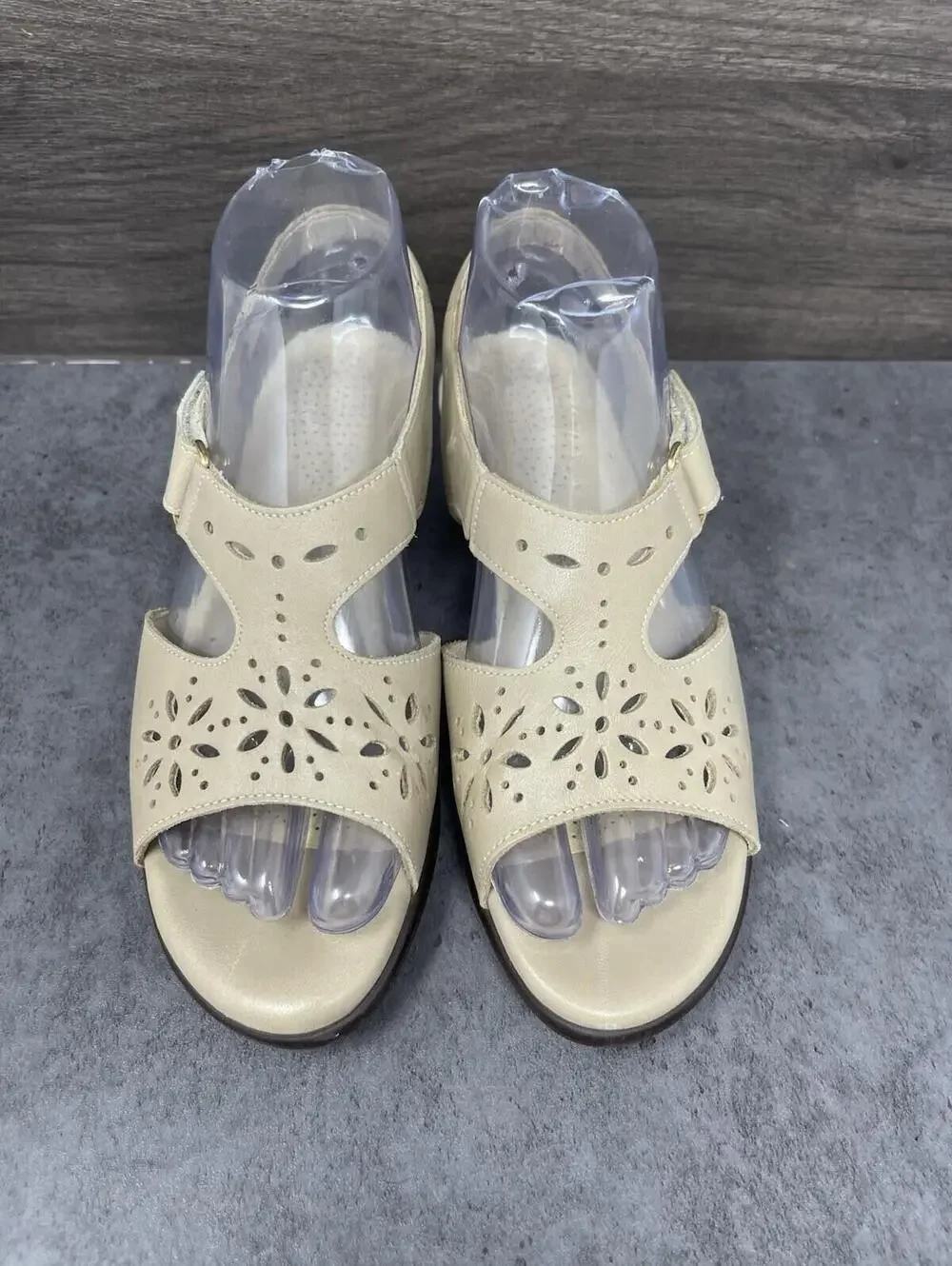 SAS Sunburst Sandals Womens Size 6.5 Cream Leather Wedge Heel